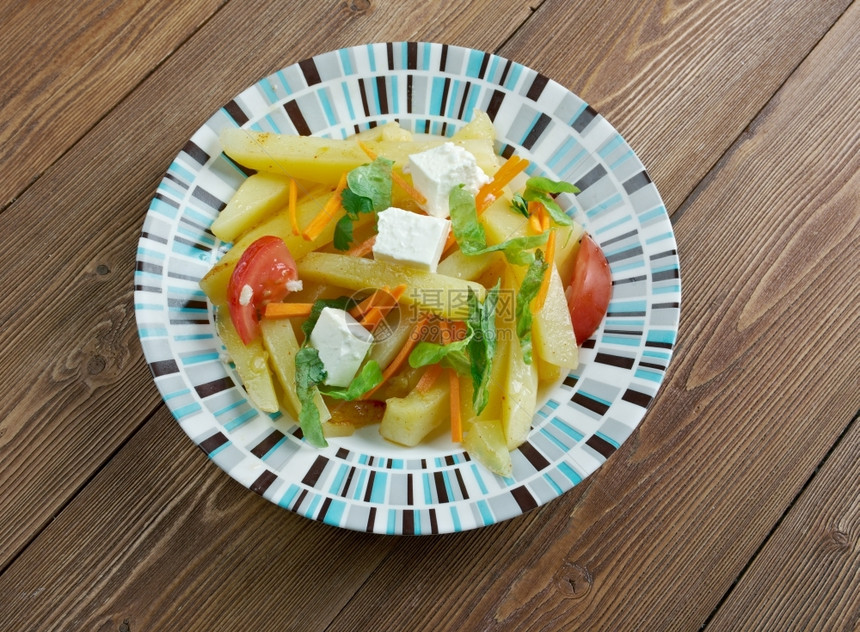 薯条干草食品由淀粉食品和新鲜蔬菜结合组成的盘奶酪组合图片
