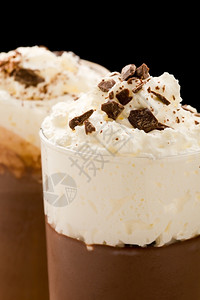 摩丝照片美味巧克力布丁和奶油及巧克力薯片茶匙棕色的图片