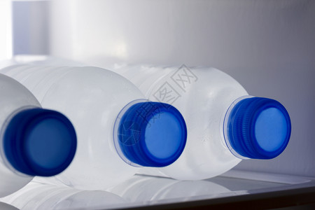 凉爽的瓶子清楚冰箱中瓶装水图片