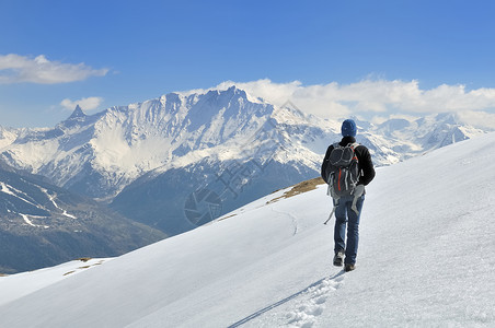 高山雪上行走徒步旅者运动背景