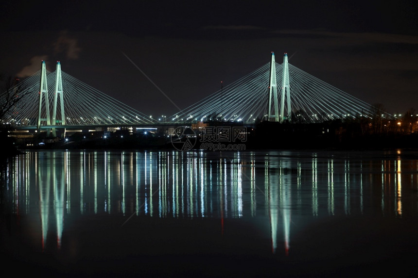 城市景观圣彼得堡的大型有线桥夜幕照亮图片