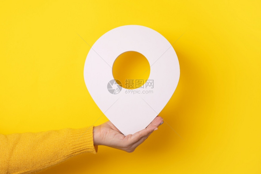 标记网络签3D位置符号放在黄色背景上图片