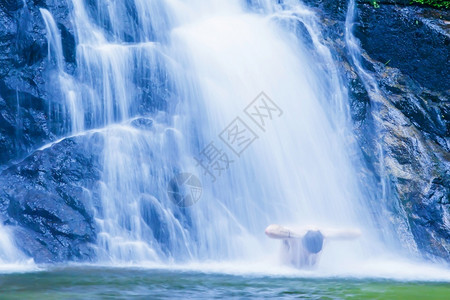 壁架在清新淡水的瀑布下放松欧洲人美丽温柔水滴在岩层上长度接触运动模糊不清时间轴男人轻地背景图片