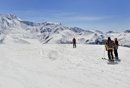 滑雪爱好者在滑野雪图片
