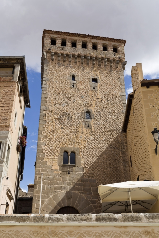 LozoyaLozoya塔托雷翁号是14世纪初在西班牙塞戈维亚建造的防御塔石工建筑学早期的图片
