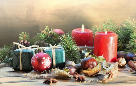 木制的坚果带有蜡烛和礼品的木背景传统圣诞节装饰并配有蜡烛和礼品假期图片