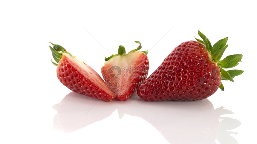 成熟白色的孤立在背景上的红草莓果实味图片