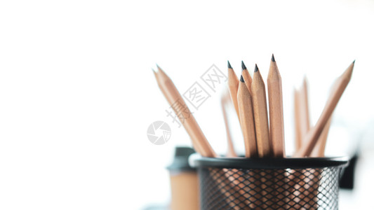 桌上笔筒里的铅笔背景图片