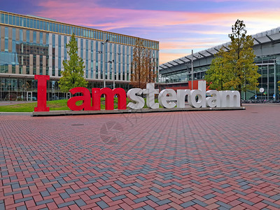 建筑的场景传统日落时在荷兰阿姆斯特丹的Bijlmerplein背景图片