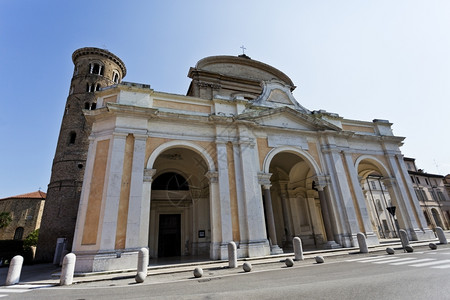 冲天炉纪念碑地标Duomo是18世纪在意大利拉文纳建造的新大教堂图片