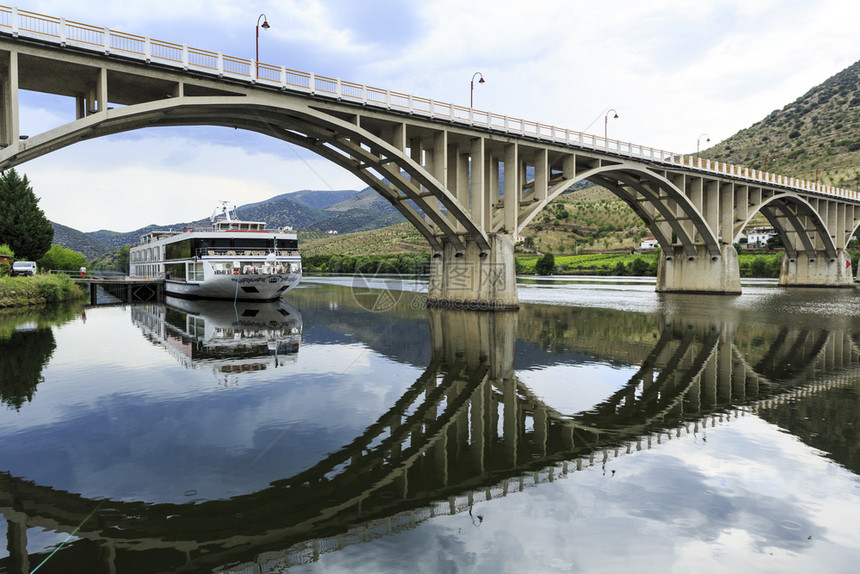 第一的萨尔门托葡萄牙语AlmiranteSarmentoRodrigues大桥是位于西班牙边界附近的BarcadeAlva的杜罗图片