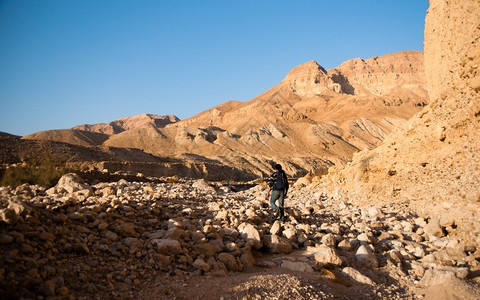 沙漠里徒步旅行的青年人图片
