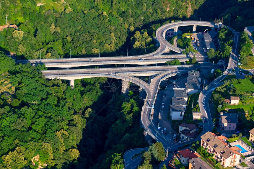 意大利莱科湖附近森林质的公路和交叉桥梁高角度视图意大利莱科湖附近航海家道路高的图片