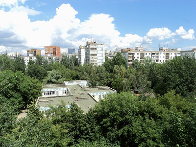 夏天蓝色天空的城市风景图片