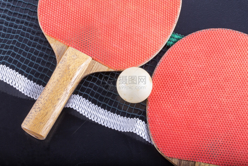 白色的桨桌子用球和网闭合水平图像以球和网拍乒乓图片