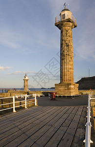 沿海地标旅游英格兰北部约克郡海岸惠特比码头的灯塔在英国北部约克郡海岸图片