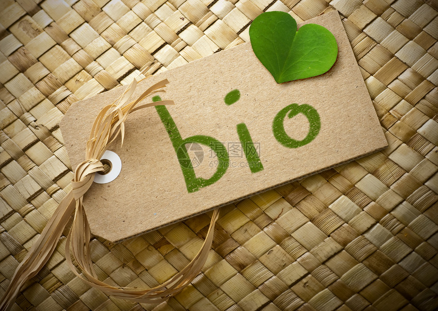 带有生物涂上这个词的纸板标签加上绿色三叶花瓣贴上生物这个词的纸板标签生态自然酒椰图片