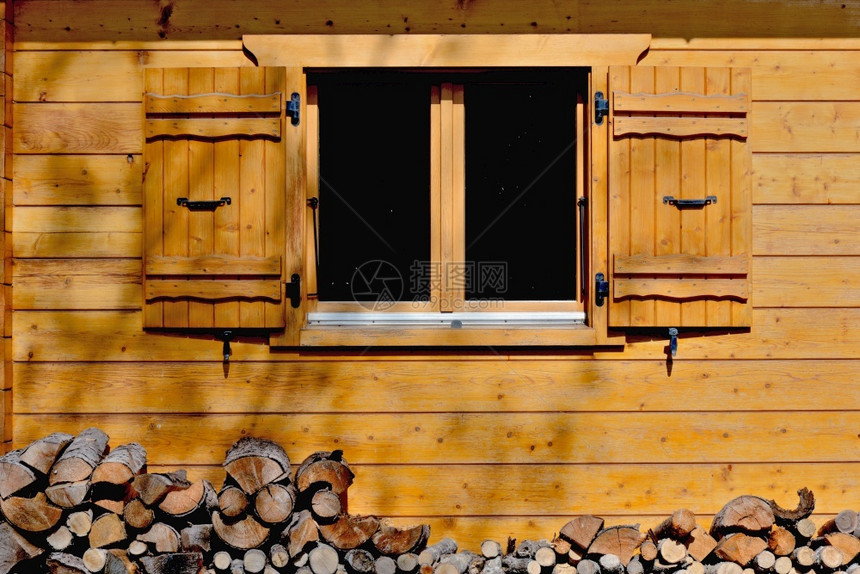 舱新的木屋质立面带有窗户和高山小屋的开放式百叶窗和原木图片