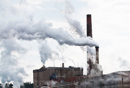 工业的烟囱对灰色天空的烟雾污染通过工业烟囱的雾污染毒抽图片