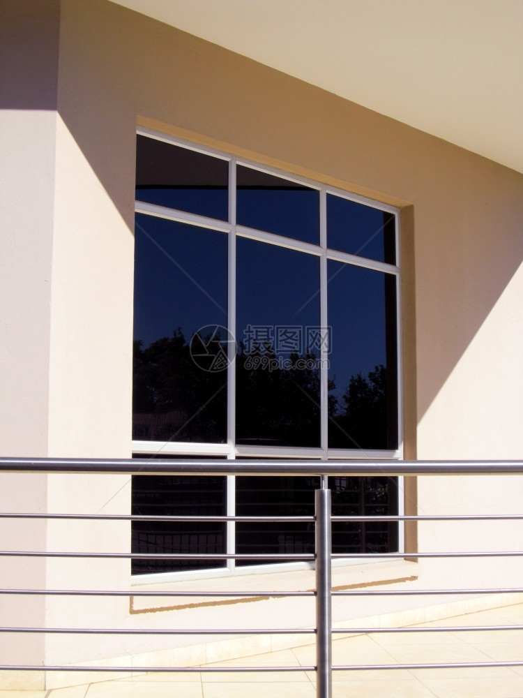 红陶现代设计左角办公室外彩漆图片前面有黑窗和金属铁轨的黑窗和金属铁轨外部的图片