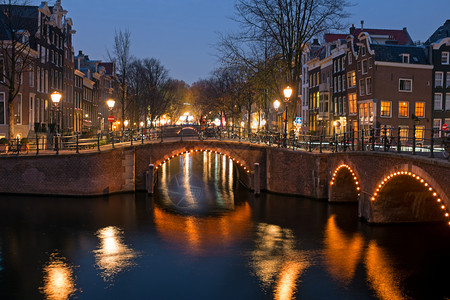 荷兰阿姆斯特丹市历史建筑夜景风光图片