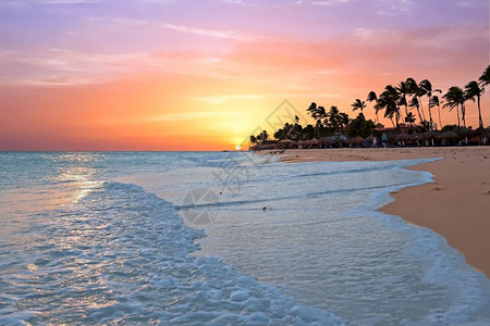 美国暮在加勒比海阿鲁巴岛的日落时德伊夫海滩椅子图片
