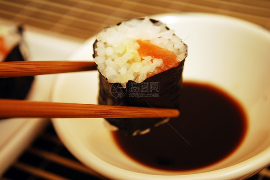 白色的蔬菜日本海食传统寿司和白盘上的卷子图片
