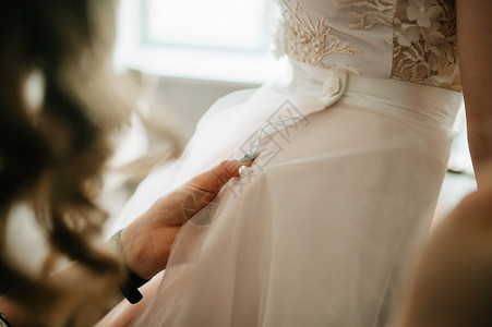 裁缝修改白色新娘礼服图片