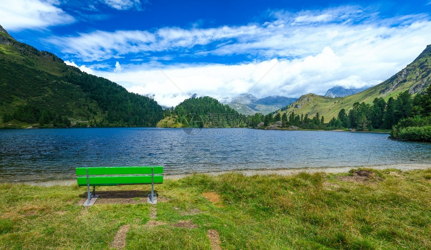 洗澡瑞士阿尔卑斯山高湖前的座椅长莫里茨图片