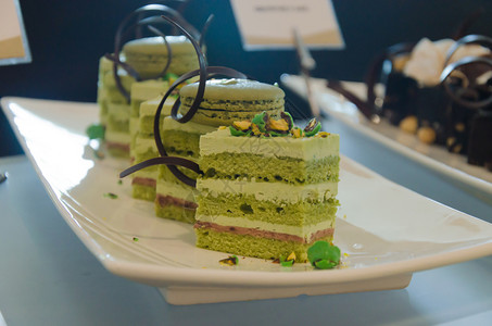亚洲人日本菜盘上绿色茶蛋糕甜的背景图片