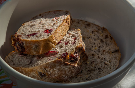 大麦农业白碗中的椰莓胡桃面包早餐法国图片