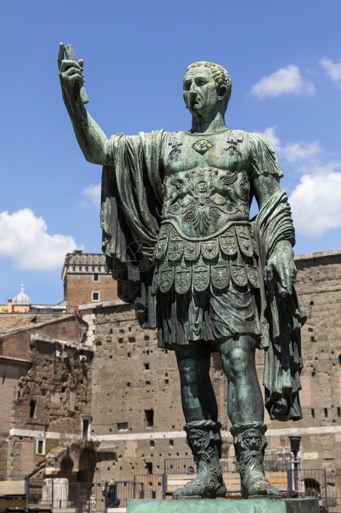 市场雕像青铜Trajan皇帝铜像靠近TrajanasMarkets废墟和意大利罗马市的广场TrajanStatueofRoman图片
