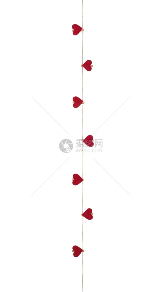 八颗红心在一条绳子上贴着衣服的钉子白色被孤立象征钉住红色图片