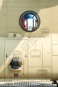 关闭军用直升机身和视窗的外观口浅褐色的奇努克图片