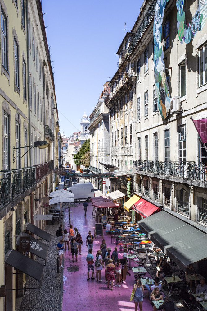 在葡萄牙里斯本市中心著名的粉红街上行走人群沿着们街道图片