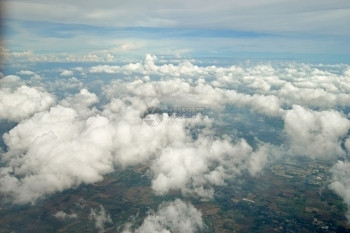 飞机窗口的美丽云彩风景从飞机窗口自然户太阳光图片