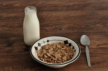 早餐谷物麦片和牛奶图片