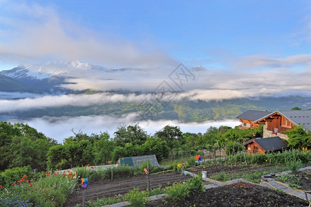 云雾缭绕的山顶村庄图片
