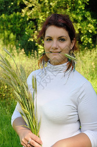弯曲的户外成人红头发女的肖像在草地上的女人图片