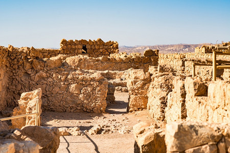 大连发现王国沙漠中的建筑和村落背景