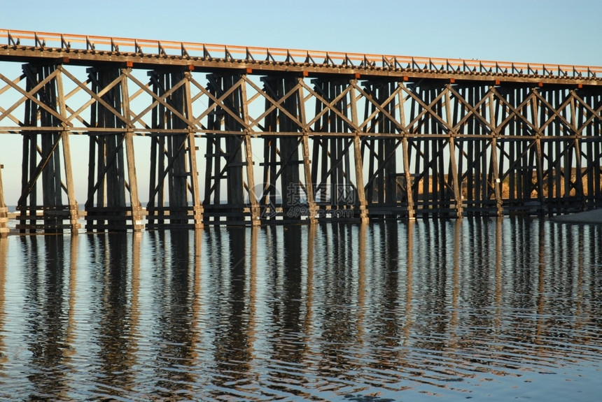 支架吹牛希夫曼在加利福尼亚州布拉格堡水面上反射的铁路长河图片