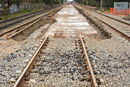 筹备现代化的铁路轨道碎石使固定铁路图片