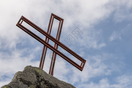 山顶上架着的十字架图片