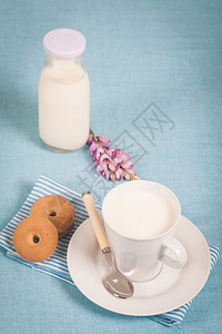 饮食健康营养在白杯中鲜奶春天饼干图片