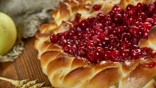 糕点喜庆的一顿饭俄罗斯派古老的传统皮罗格配林贡莓煮熟的高清图片素材