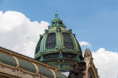 城市的纪念碑在布拉格宫殿穹顶上贴近图片