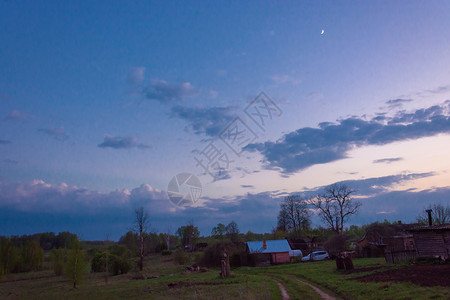 白色的日落时美丽乡村风景春夜月亮青明的蓝色图片