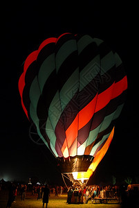 气体灯光笼罩着黑暗的气球雷诺内华达州里航空图片