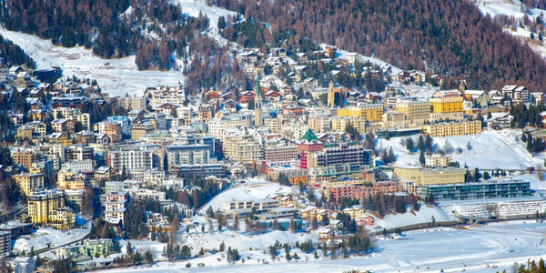 滑雪谷冬季对圣莫里茨的观察图片