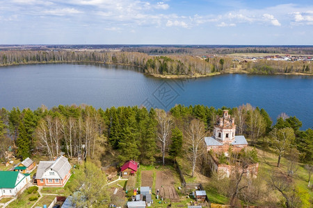 俄罗斯水岸旁边的一座教堂背景图片